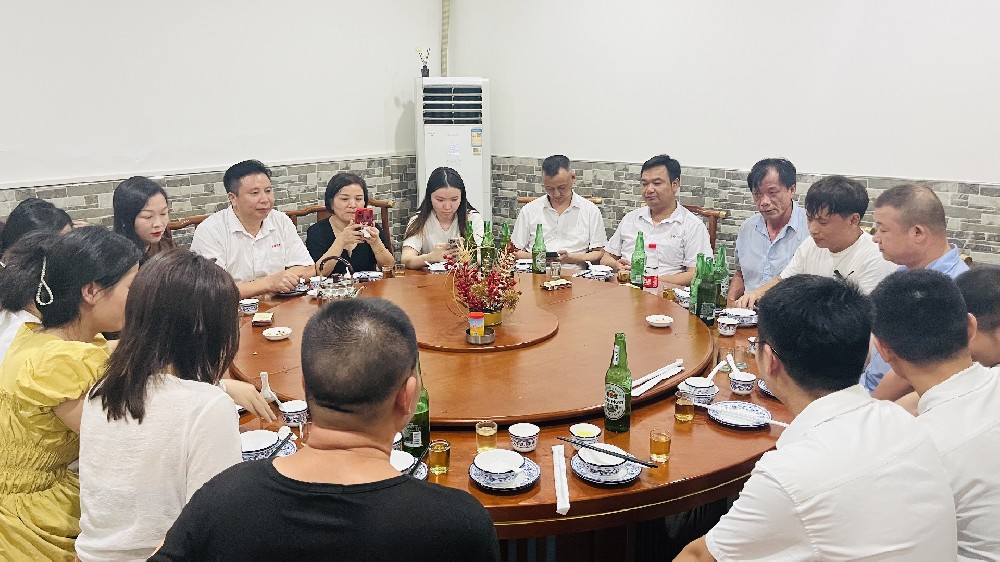 有酒有肉，不問(wèn)世事，滿(mǎn)心歡喜